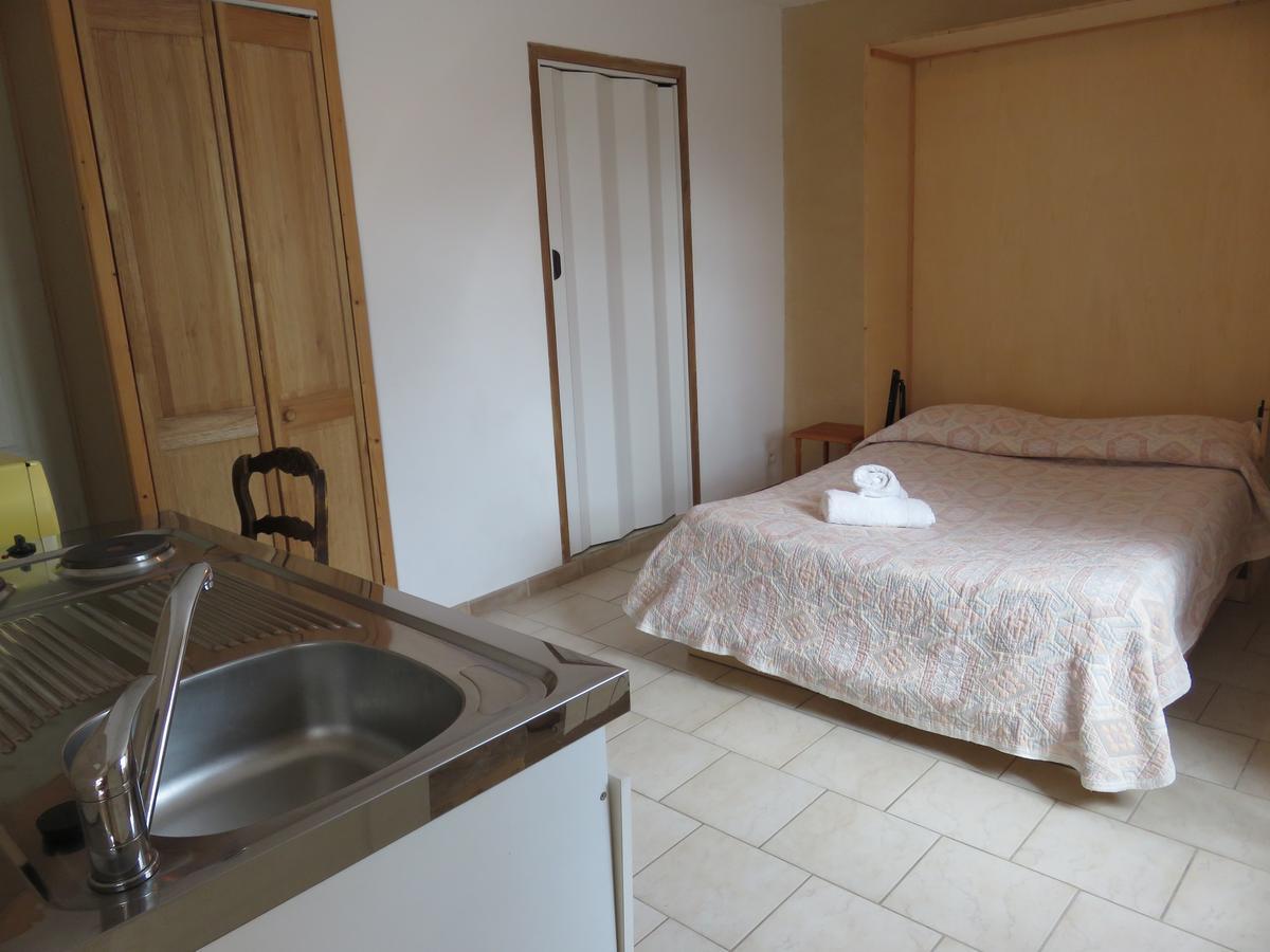 Cafe De La Place Gite & Chambres D'Hotes "Lou Pastre" Lanuéjols Εξωτερικό φωτογραφία